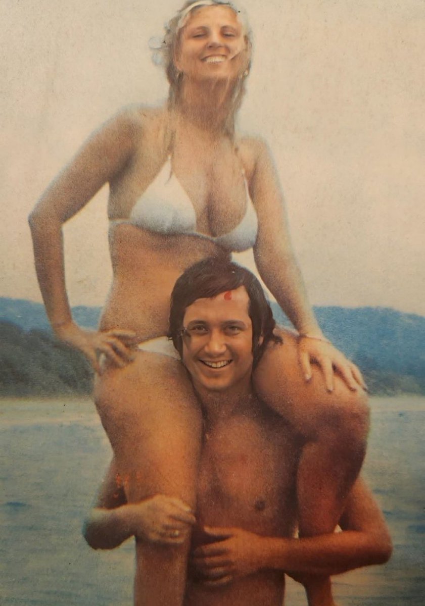 ahmet özhan,
bir parça dini metin okumak için saklanırken. 
ne yıllardı bee.. 🤣🤣🤣