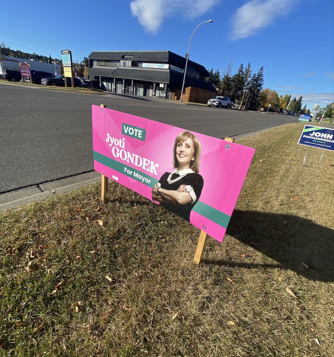 Someone keeps knocking over my friend <a href="/JyotiGondek/">Jyoti Gondek</a> ‘s election sign (and I keep putting it back up again). <a href="/Mr_Pinkster/">Jordan Pinkster</a> #yyc
