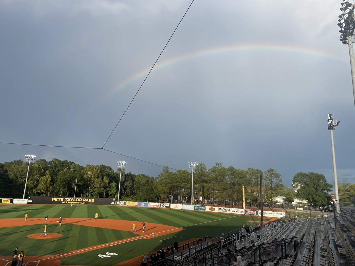 A full rainbow over the Pete for tonight’s scrimmage. ⁦<a href="/SouthernMissBSB/">Southern Miss Baseball</a>⁩ #SMTTT