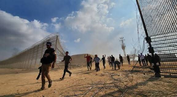 BdrAhmd64980's tweet photo. تحلّا علينا ذكرى 7 أكتوبر، يوم الطوفان ويوم العزّة!
اليوم اللي نهض فيه الأحرار وقالوا كلمتهم: الكرامة ما تُشترى، والحرية ما تُوهب!
سبعة أكتوبر باقٍ في قلوبنا نارًا توقظ العزائم، وتذكّر كل خائن إن للأمّة رجال لا يركعون إلا لله.
#٧_اكتوبر 
#العزة_لغزة https://t.co/YefvsDW2Ej