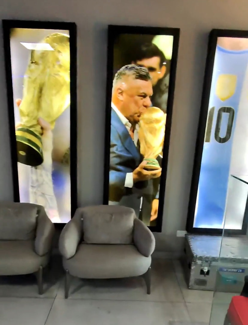 Pagella_'s tweet photo. Este frame es de lo más indignante que vi en mi vida, el piensa que la AFA entera es suya y lo peor es que nadie hace nada para cambiarlo. https://t.co/vCKMbtczOK