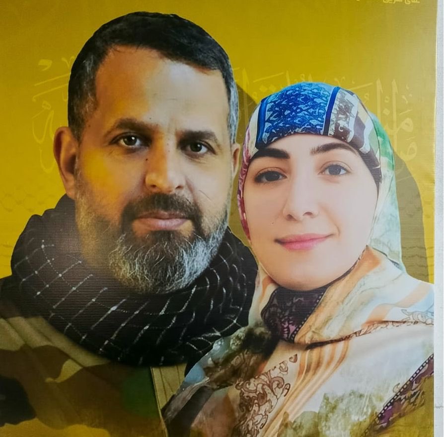 في الصورة، عينا حسن عطوي حقيقيتان. في الأشهر الأخيرة، ثبّت له الأطباء في مكانيهما عينين زجاجيتين. ربما ليستا زجاجيتين. لا يهمّ مما صُنعتا، فالنتيجة واحدة. هو لا يبصر بهما. المهم، بالنسبة إليه، أن وجهه استعاد بهما القليل من ملامحه. بصوته الهادئ الواثق المتفائل، كان يخبرنا أنه ينزع