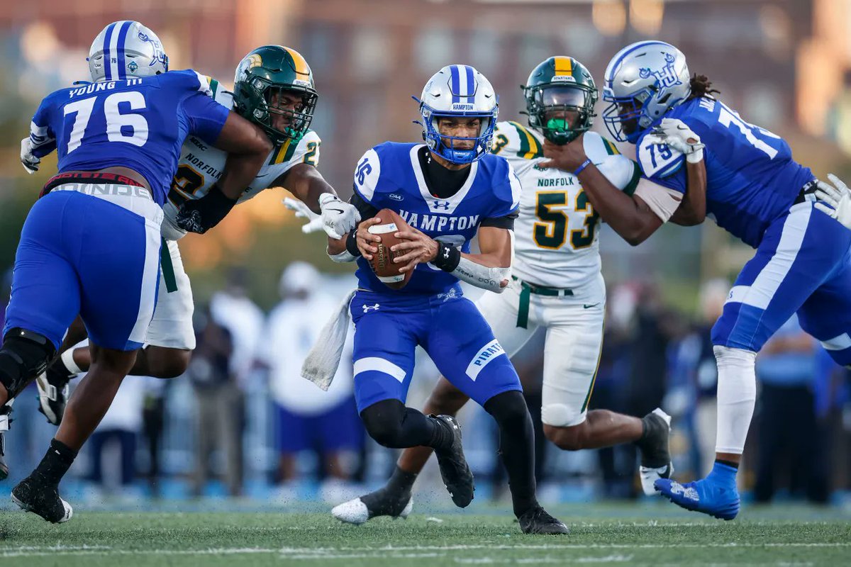 HBCUSports1's tweet photo. Hampton QB Braden Davis in action during the "Battle of the Bay" game against Norfolk State 
* 202 passing yards &amp; 1 TD
*   64 yards rushing  &amp; 21 yard rushing TD
📷Billy Schuerman https://t.co/EiLHVr58cp