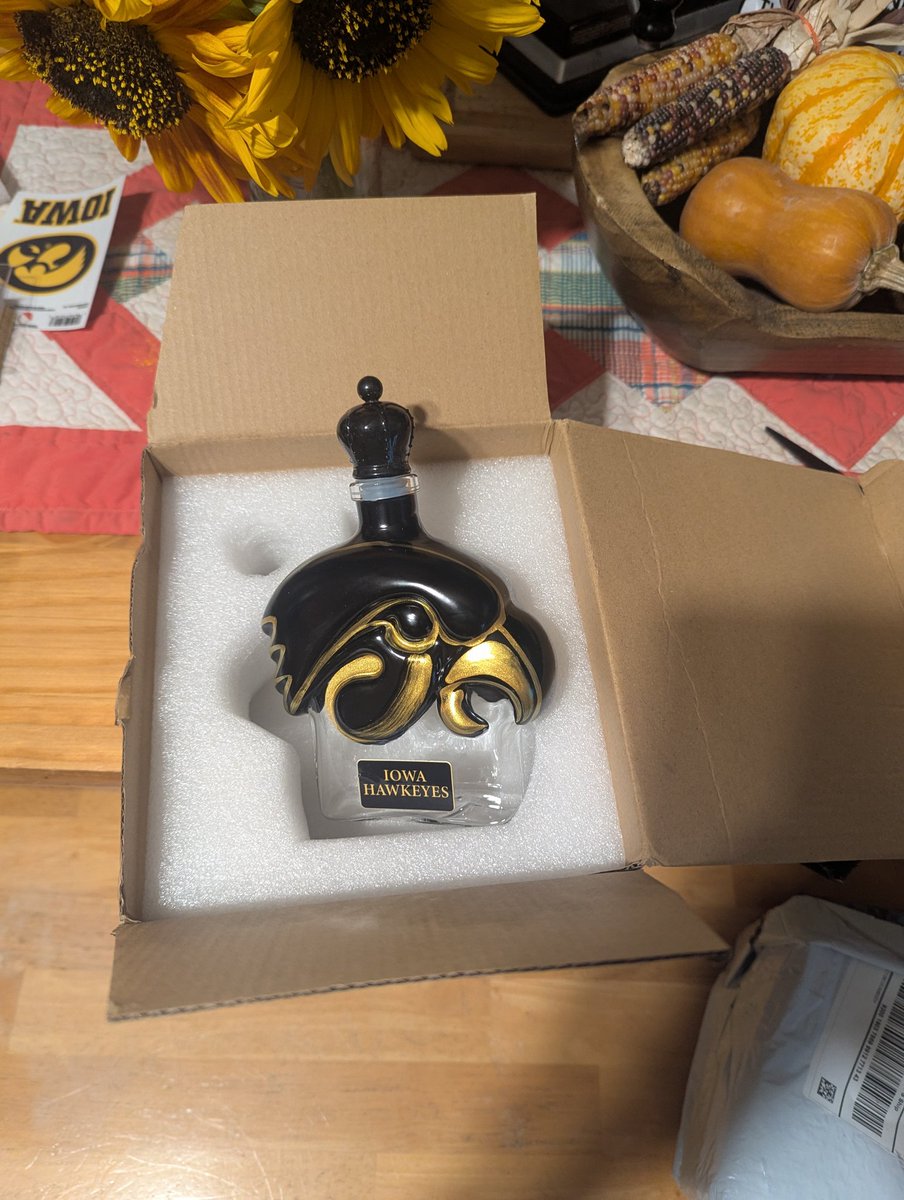 Bought this whiskey decanter off of a Facebook ad about a year ago. I figured that I must've gotten scammed, then forgot all about it. Just arrived in the mail today! 😊