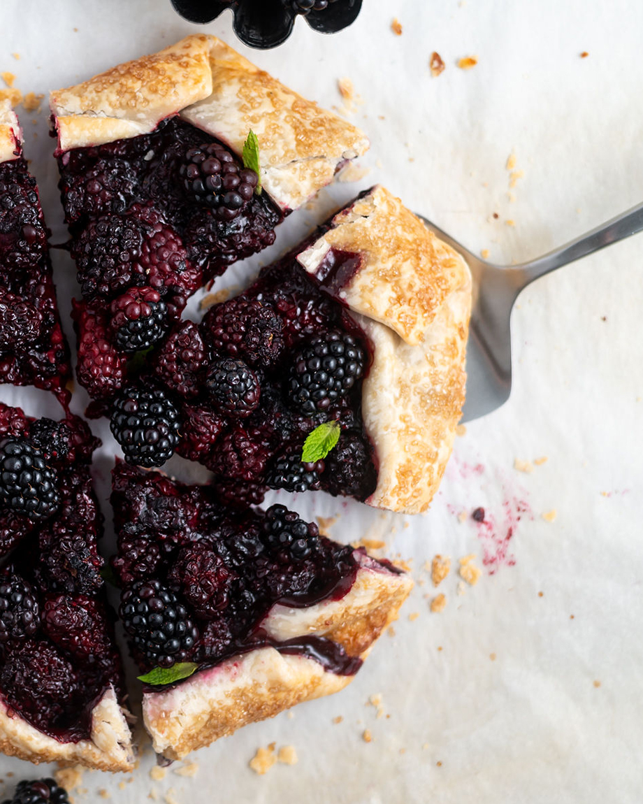Oregon blackberries shine in this easy dessert recipe! Our Oregon Blackberry Galette recipe has only a handful of ingredients &amp; can be assembled in 15 minutes using a premade pie crust.😄

oregon-berries.com/recipe/easy-or…

#oregonberries #blackberries #dessertrecipes #blackberrypie