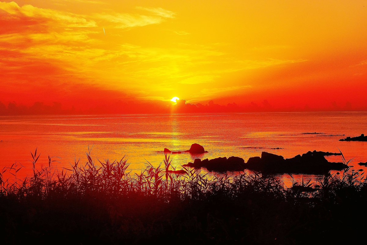 おはようございます😊
涼しくなりました。

素敵な１日をお過ごし下さい😊

#日本海は能登　赤住海岸の夕景🌄