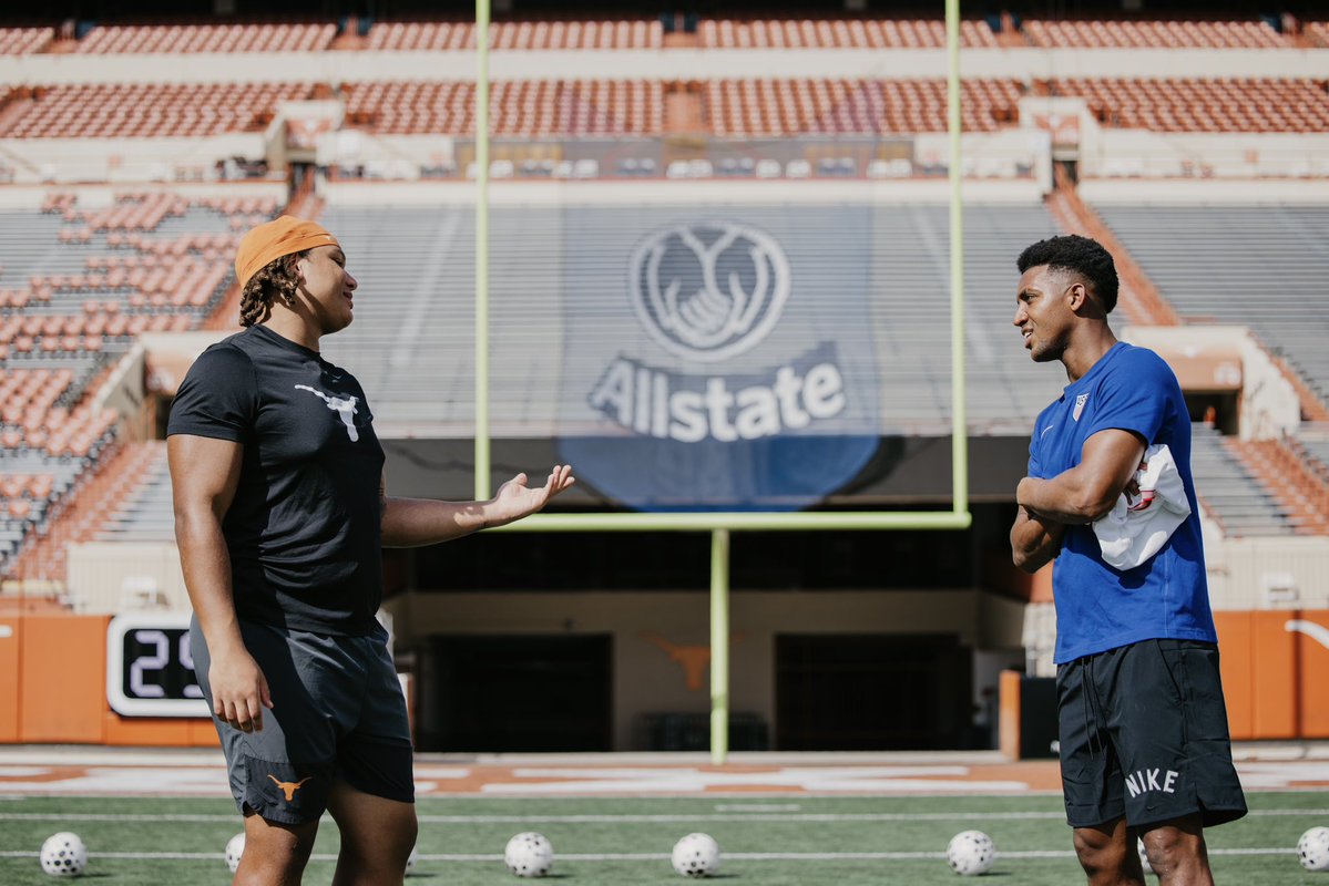 USMNT's tweet image. 🇺🇸⚽️ 🤝 🏈🤘

Thanks for having us out at the Forty, @TexasFootball!

#HookEm x #USMNT