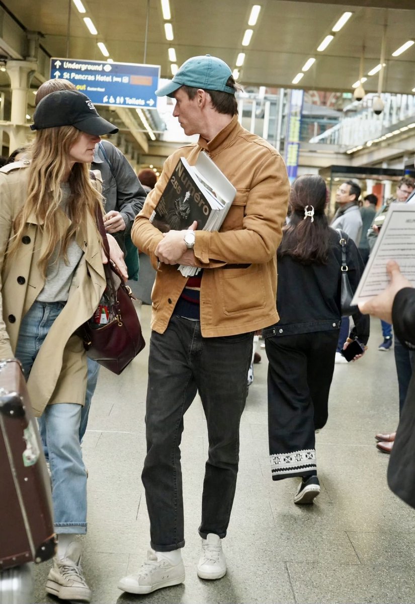 파리패션위크 끝나고 런던 돌아온 에디랑 한나🇬🇧

품에 한가득 패션잡지들이랑 아이패드 들고있는거랑 여전히 뉴트 가방에 짐 싸들고 다니는거 귀엽고 여전하구나🧳