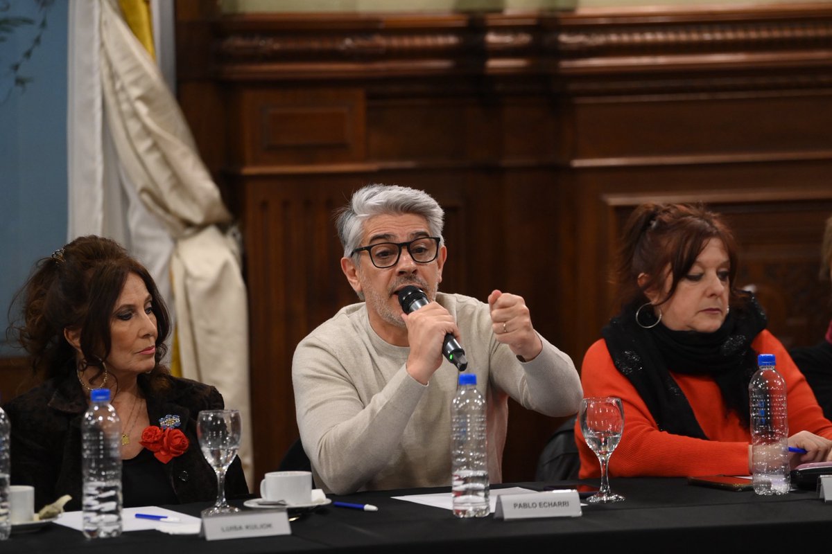 Macarena_ram's tweet photo. Hoy Kicillof estuvo reunido con actores y actrices. Estuvieron, entre otros, Pablo Echarri, Carolina Papaleo, Gerardo Romano y Ana María Picchio. https://t.co/Spd6veQjag
