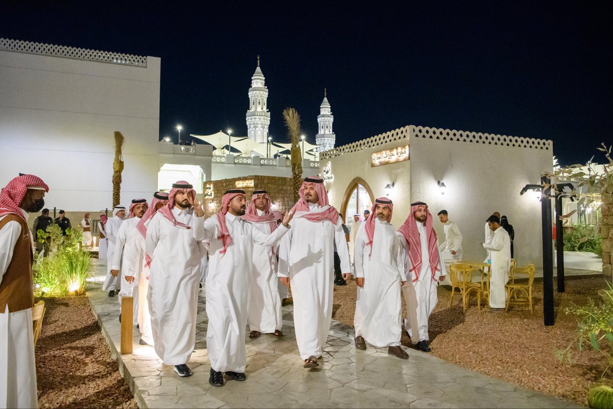 imarat_almadina's tweet photo. الأمير #سلمان_بن_سلطان يزور مشروع وسط المدينة..
إحدى الوجهات الجديدة النابضة بروح #المدينة_المنورة، تجمع بين جمال المكان وأصالة الزمان، وتقدّم تجربة تثري حياة السكان وضيوف الرحمن، وتدعم رواد الأعمال. https://t.co/qmIbsJc9JZ