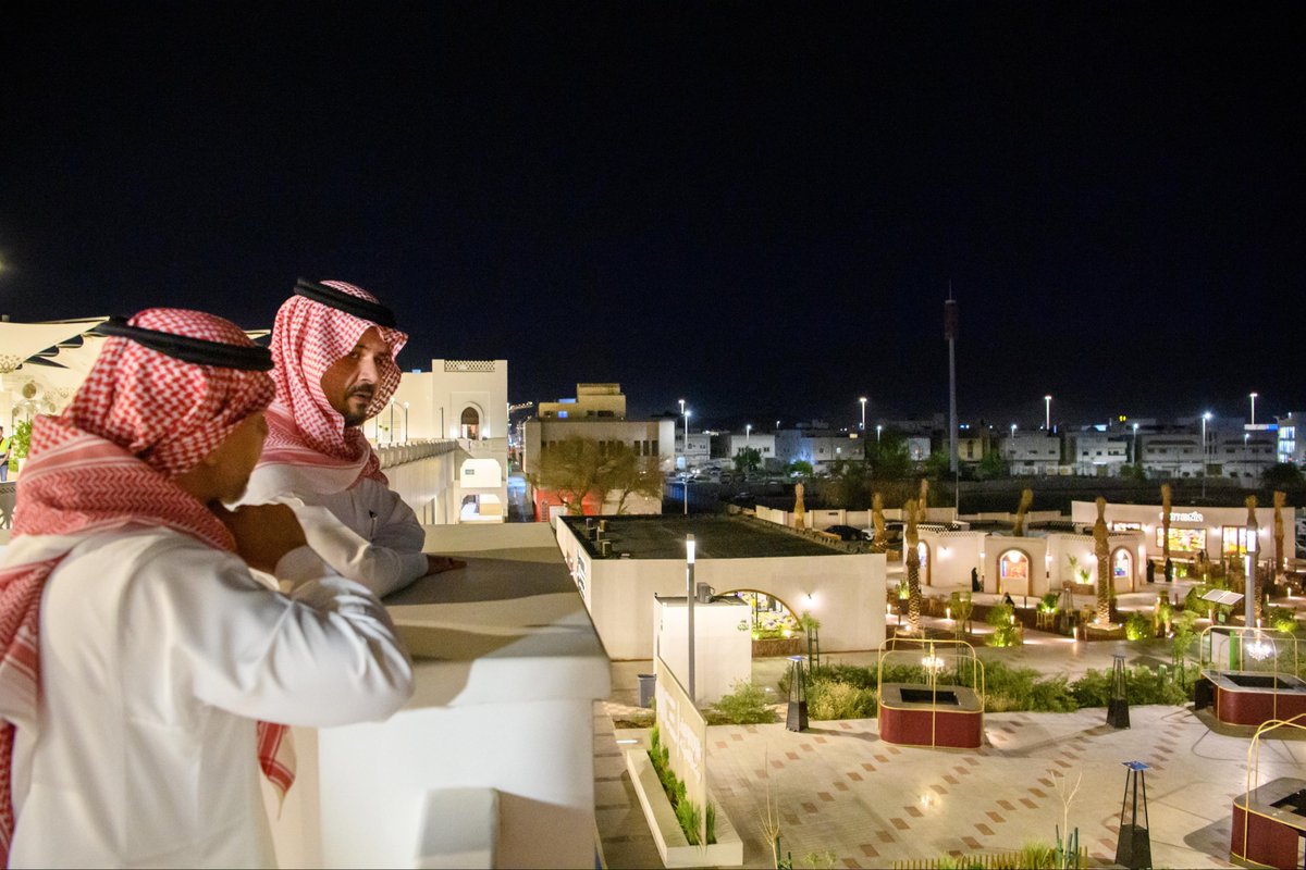 imarat_almadina's tweet photo. الأمير #سلمان_بن_سلطان يزور مشروع وسط المدينة..
إحدى الوجهات الجديدة النابضة بروح #المدينة_المنورة، تجمع بين جمال المكان وأصالة الزمان، وتقدّم تجربة تثري حياة السكان وضيوف الرحمن، وتدعم رواد الأعمال. https://t.co/qmIbsJc9JZ