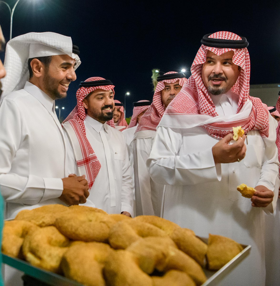 imarat_almadina's tweet photo. جانب من زيارة سمو الأمير #سلمان_بن_سلطان لمشروع وسط المدينة.

#المدينة_المنورة https://t.co/YRhoYGsVyZ