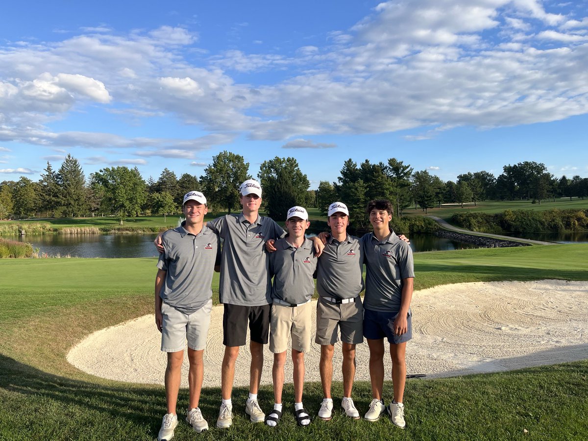 The Boys wrapped up their season at Districts with a 328, finishing 15th in a stacked field. 

Lawrence 77
Potts 78
Fiutem 84
Toole 89
Roselli 89

Proud of the way you competed all year, not just as golfers, but as young men who represented River with class and character
Go 🏴‍☠️!