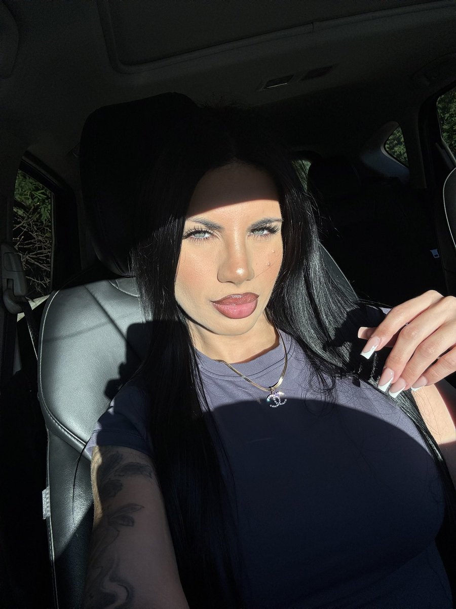 pluggnbae's tweet image. Not proving anything to a ladyboy !! #sawri … a single baby momma, pushing 40 with two kids, who sits on their ass online all day .. ma’am you got bigger fish to fry. You don’t even look better than Rihanna’s foot. 🧍🏽‍♀️