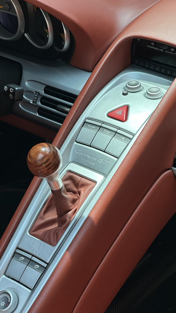 LCherubiniFOC's tweet photo. Dia de 28 de setembro de 2000 a Porsche apresentou o protótipo daquele que se tornaria o Porsche mais especial já feito! O Carrera GT!

E para comemorar os 25 anos dessa data, a Stuttgart Porsche está expondo em seu showroom uma das 5 unidades do carro emplacas no BR! https://t.co/hc4QGiuP7M