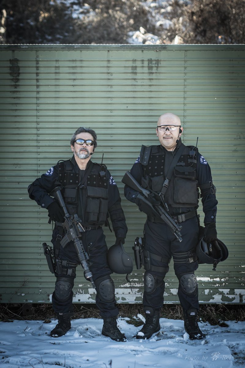 wakuwaku3at's tweet image. ★おはようございます(*^^*)何かと乗らない火曜日ですが💦本日もぼちぼち頑張ってまいりましょー🍀.*
 ＊今年1月のLAPD併せより、NULL8さんと♪坊主と髭ってなんか映画や海外ドラマに出てきそうなキャラ😆
写真提供「零さん」
 #LAPD #SWAT装備 #ジョーズポイント