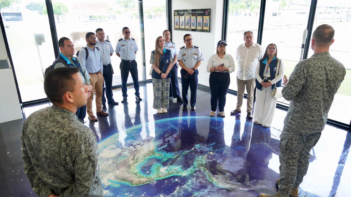 FuerzaAereaCol's tweet photo. En defensa del medio ambiente, la #FuerzaAeroespacial🇨🇴 y el @IDEAMColombia unen esfuerzos para fortalecer la detección temprana de la deforestación en el país, a través del uso de imágenes satelitales e inteligencia artificial, este convenio permitirá monitorear nuestros bosques y proteger los recursos naturales que son el pulmón de #Colombia.

➡️https://t.co/NZ1uYyJLet

#EMAVI
#AdAstra🚀
#ProtegemosLaVida
#MásQueUnUniforme