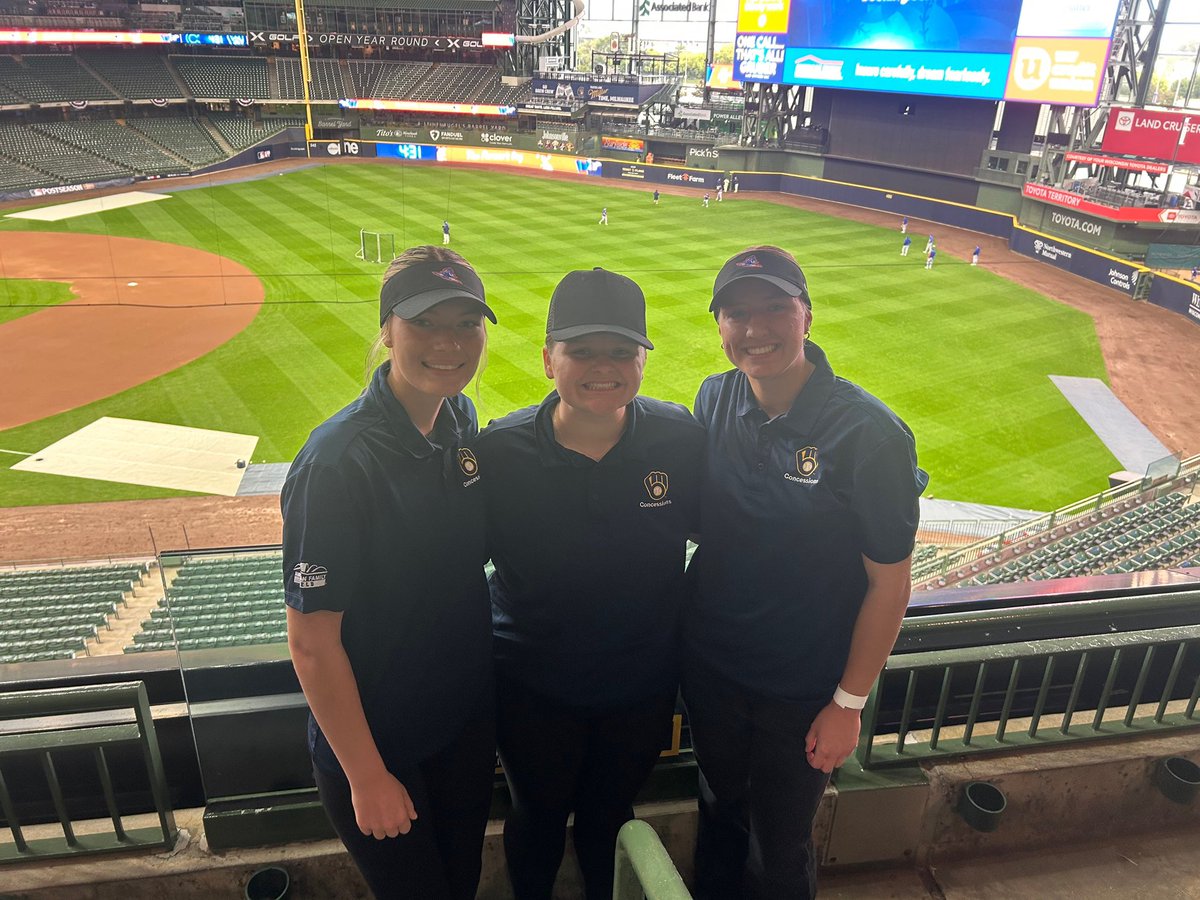 MATC_SB's tweet image. Support the Stormers! If you are at American Family Field tonight visit members of the Stormers Softball Team by section 421! 🌭🍔🥤⚡️ #ProudBeMATC #StormersStrong #GirlsOfSpring #PlayoffBaseball #gobrewcrew 

We also have some of ladies running food on the Club Level! #Runners