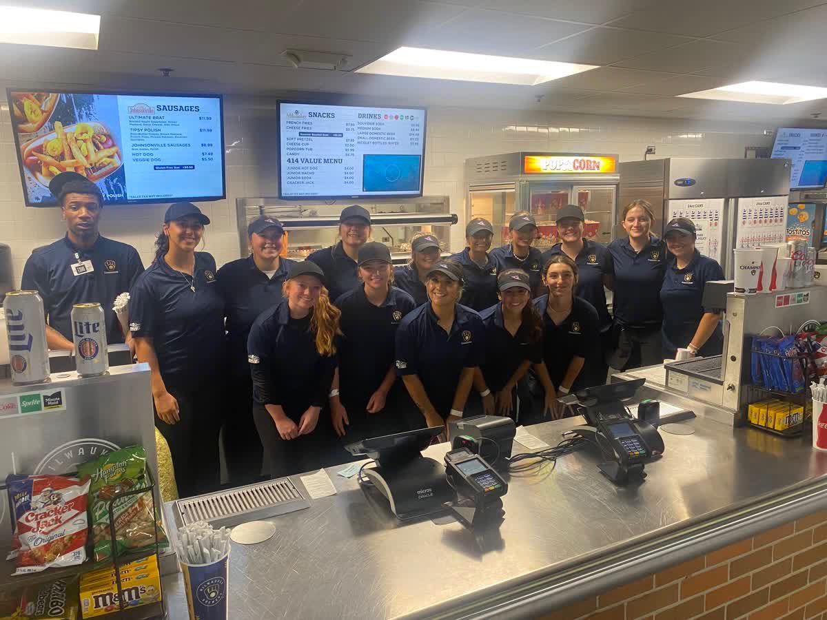 MATC_SB's tweet image. Support the Stormers! If you are at American Family Field tonight visit members of the Stormers Softball Team by section 421! 🌭🍔🥤⚡️ #ProudBeMATC #StormersStrong #GirlsOfSpring #PlayoffBaseball #gobrewcrew 

We also have some of ladies running food on the Club Level! #Runners