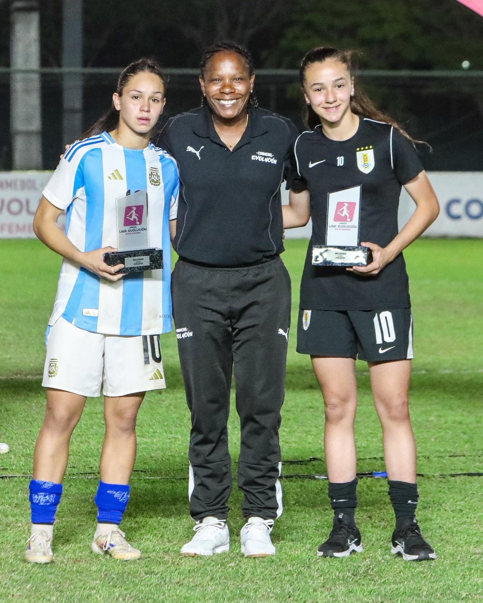 ⭐️ 𝗗𝗶𝘀𝘁𝗶𝗻𝗴𝘂𝗶𝗱𝗮𝘀

Dos jugadoras de la Selección sub-15 Femenina fueron reconocidas por su destacada actuación en la Liga Evolución. 

🧤 Mejor Arquera del Torneo: Sahiara Carballo
⚽️ Goleadora: Zoe Suárez

📸 <a href="/APFOficial/">APF</a>

#ElEquipoQueNosUne