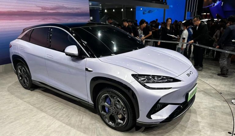 ndekekwe's tweet image. Now you know which nation is shaping the next chapter of electric mobility. The numbers do not whisper—they roar: Chinese automaker BYD grew its U.K. sales by a stunning 880% year-on-year, marking one of the most audacious expansions ever witnessed by an automaker from the East…