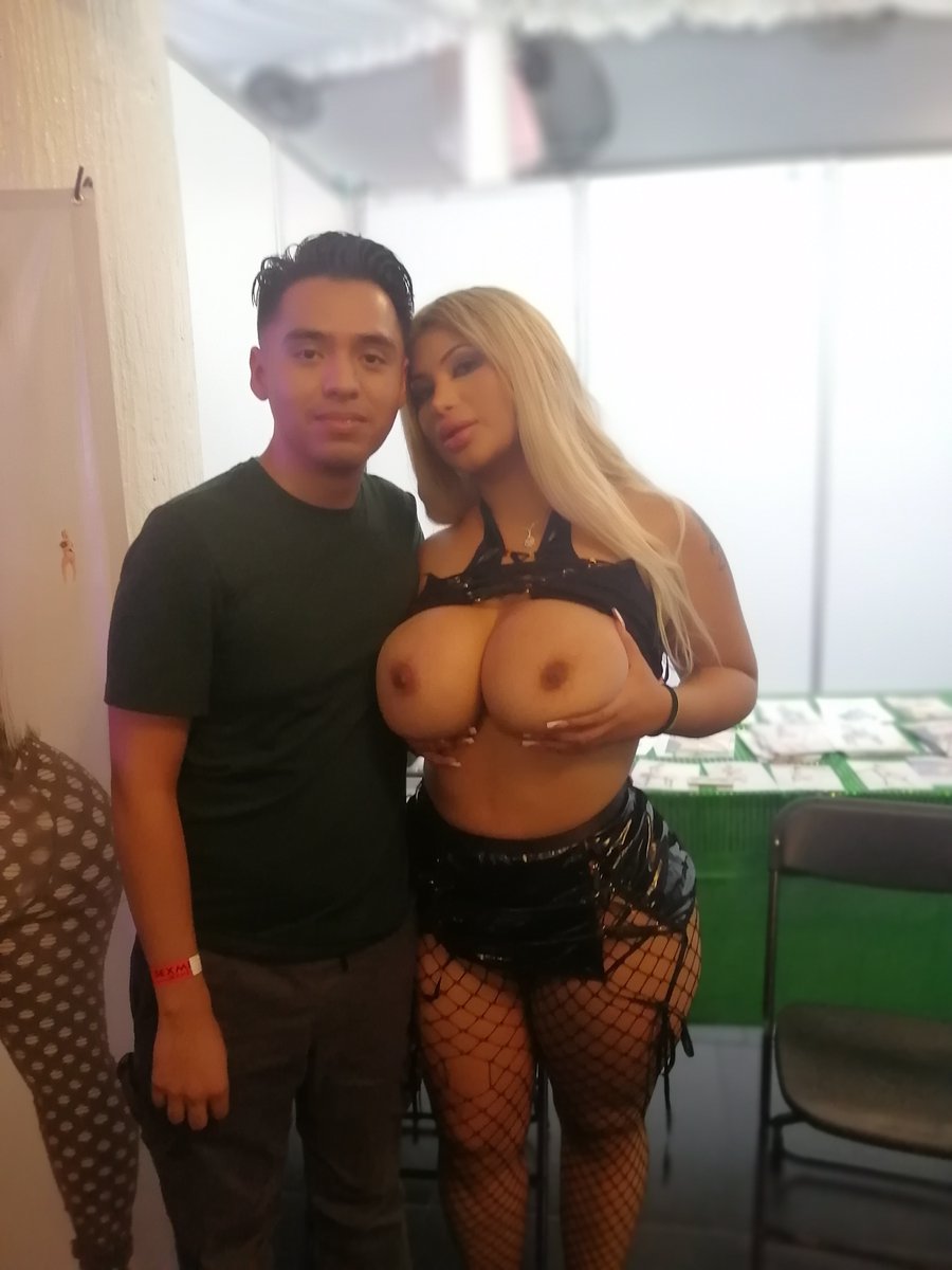 MrKyuubite's tweet photo. Otra de las chicas con la que tuve la oportunidad de tomarme foto y conocer por primera vez fue con @naomiverde1, hasta parece una muñeca. https://t.co/2kt9C7vpW4