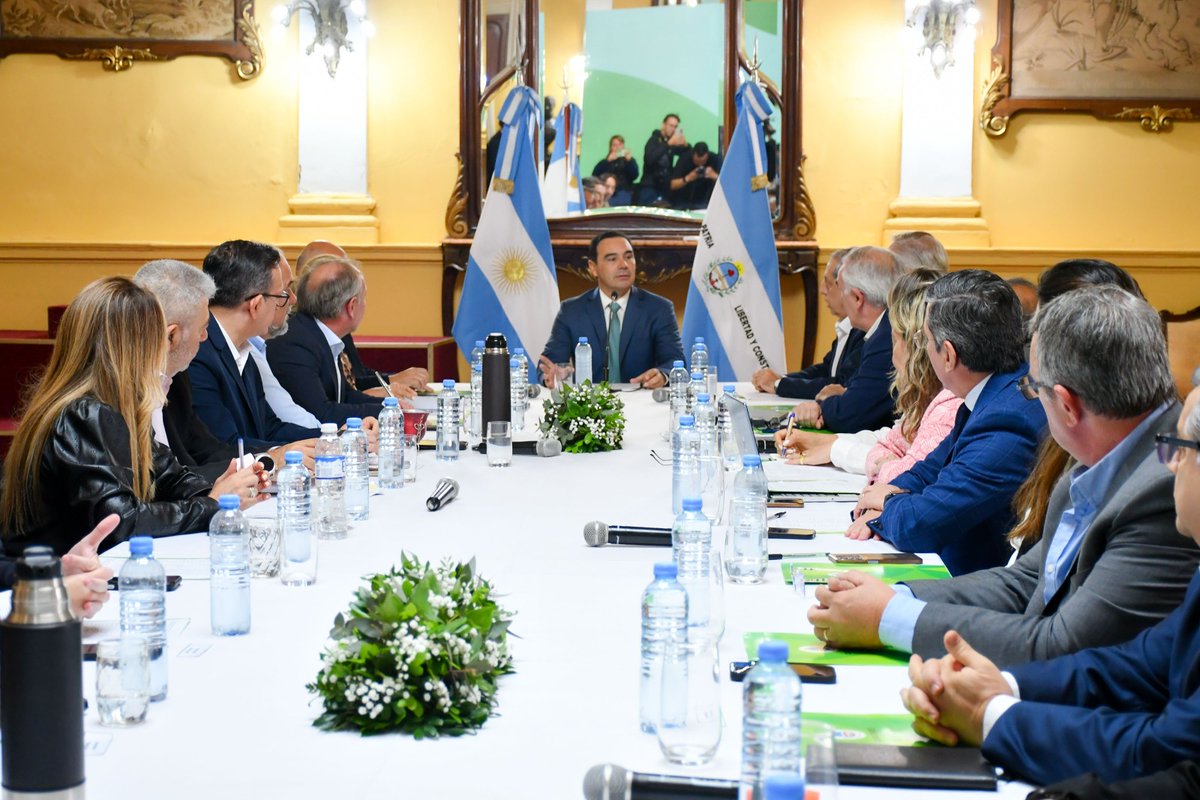 Junto al gobernador <a href="/gustavovaldesok/">Gustavo Valdés</a> y mis colegas del Gabinete, analizamos la marcha de la gestión provincial frente a la coyuntura nacional.
Administrar con previsión y responsabilidad es clave para cuidar el presente y proyectar el futuro de Corrientes.