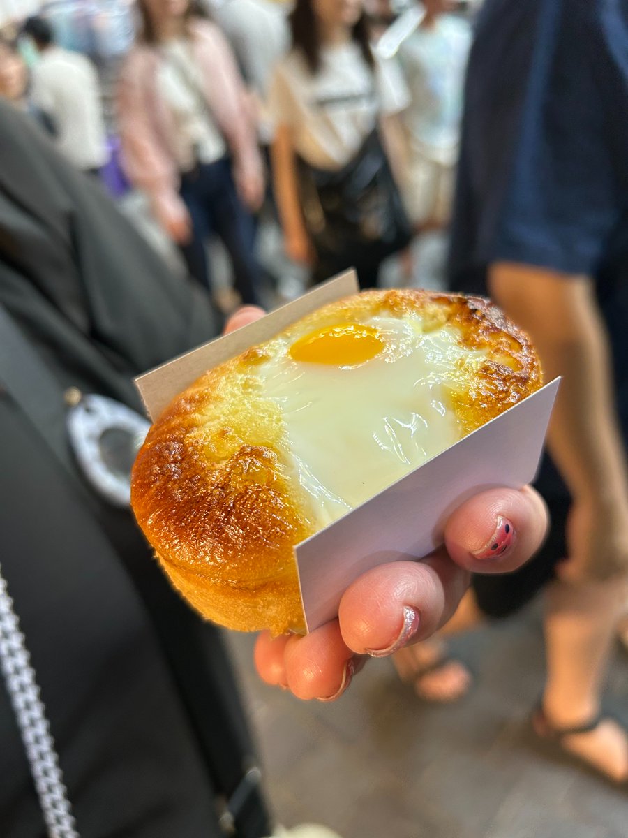 kimu_treeforest's tweet image. 【食べ歩くことで街を知る】

街を知る一番の近道は、実は「食べ歩き」だ。

不動産の価値は、数字や駅距離だけでは測れない。

その街にある定食屋の味、商店街のにぎわい、夜の灯りの温度——

そこに「人の暮らし」がある。

私は不動産投資家として、必ず現地を歩く。…