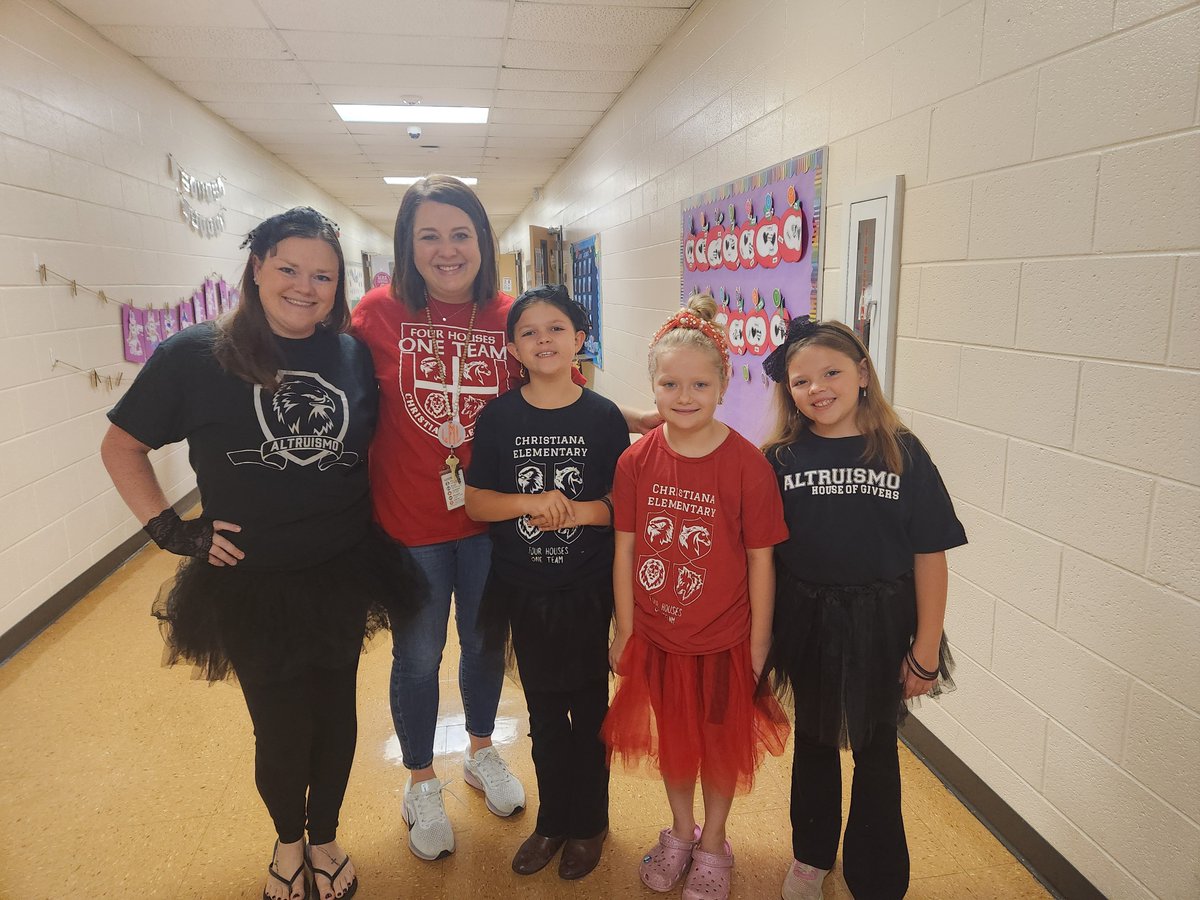 MrsMaynard1st's tweet photo. 4 houses....1 team @ChristianaES1 https://t.co/7Wx8o9DhJG
