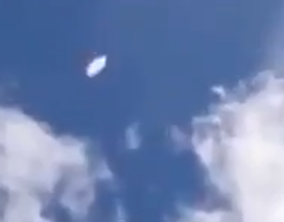 Gnothi_Ipse's tweet photo. UAP-UFO in the clouds. https://t.co/LiiUnlVfoy