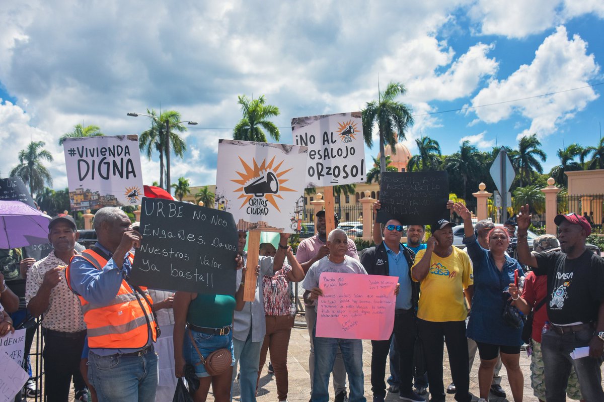 En este #DíaMundialDelHábitat alzamos la voz junto a cientos de familias que viven bajo la amenaza o las secuelas de los desalojos forzosos.

Desalojar es destruir vidas. La vivienda no es un lujo: es un derecho humano y constitucional.

#GritosDeLaCiudad #NoMásDesalojosForzosos