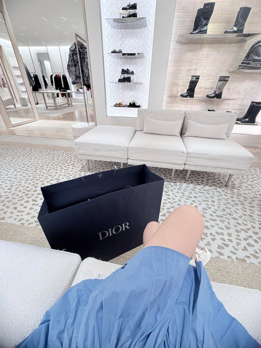 Ella999700's tweet photo. Indulging in luxury with every step. Treating myself to timeless elegance and flawless craftsmanship. Dior, where style meets sophistication. 💫✨ https://t.co/4gZpUSIVlw