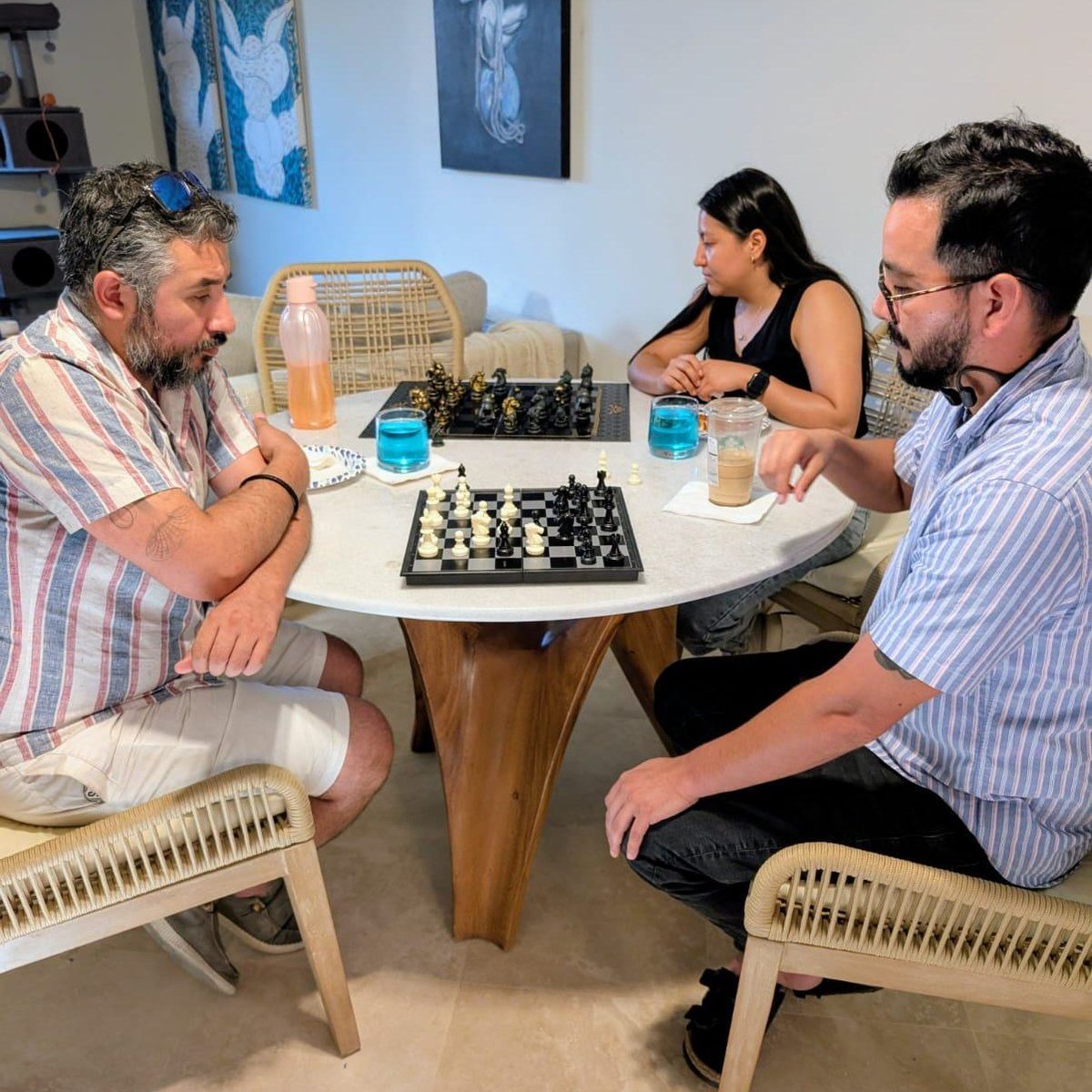 ColectivoPwn's tweet image. ¡Nuestra primera reunión presencial del PWN Esports Chess Club fue un éxito! ♟️🔥 Jugamos, compartimos pizza 🍕, ideas y tácticas.
El próximo mes todos practicaremos la Apertura Italiana 🇮🇹💪
#PWNEsports #PWNChessClub #ChessCommunity #Ajedrez