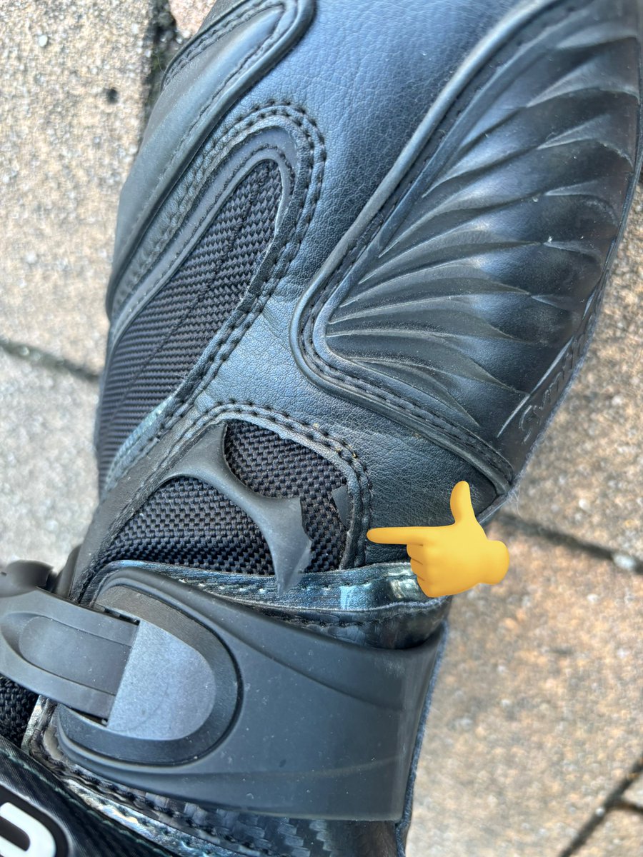 MAGNA250_TZH's tweet image. なんか切れてる…😨
まだ1年も経ってないんだけど、ここ弱いのかな…
ショック😭
#elf 
#Synthese
#シンテーゼ14