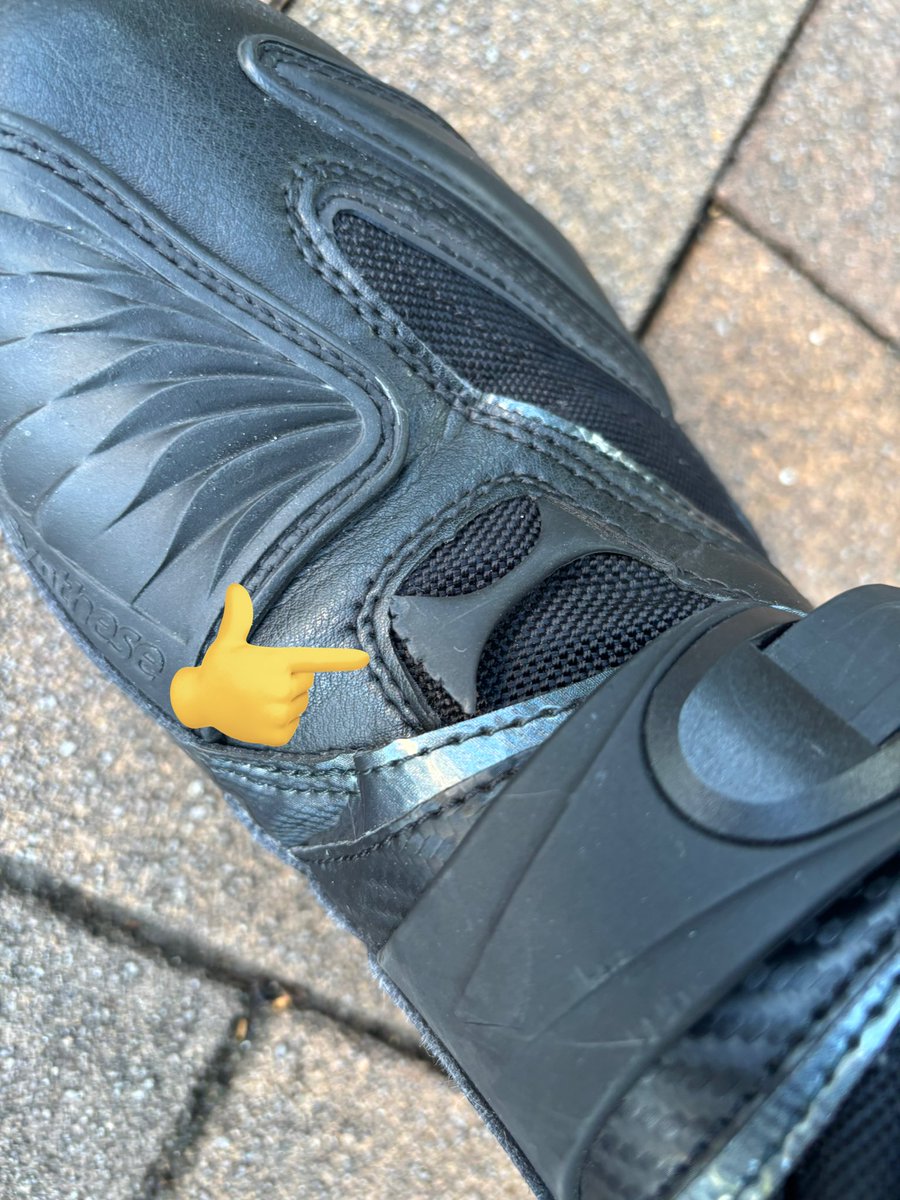 MAGNA250_TZH's tweet image. なんか切れてる…😨
まだ1年も経ってないんだけど、ここ弱いのかな…
ショック😭
#elf 
#Synthese
#シンテーゼ14