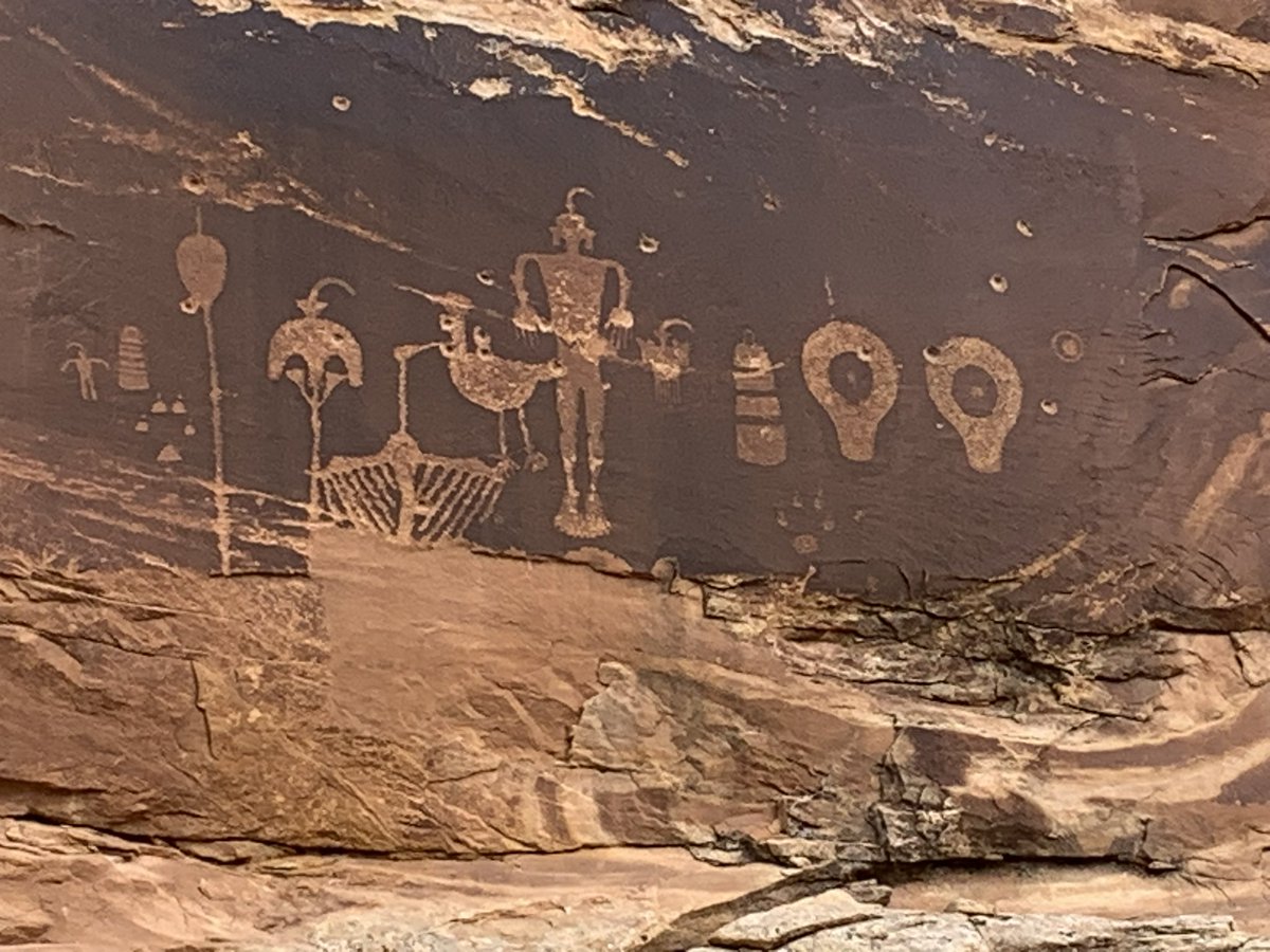 mshelkennington's tweet photo. Deep in a rugged and desolate desert, I found this remarkably preserved petroglyph — a stunning piece of ancient art 🤯 What’s the first thing that comes to your mind when you see it?
#ancientart #ancientman #ancientaliens https://t.co/QggqrXndzp