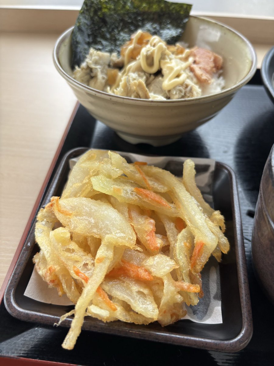 waka2000's tweet photo. ゆで太郎　焼き鯖朝定食
かき揚げはクーポン

蕎麦湯漬けに赤いやつを投入。
うっすらキムチ雑炊ぼい味変になっていいね。寒い日は効くかも。 https://t.co/nJuzskI2CH