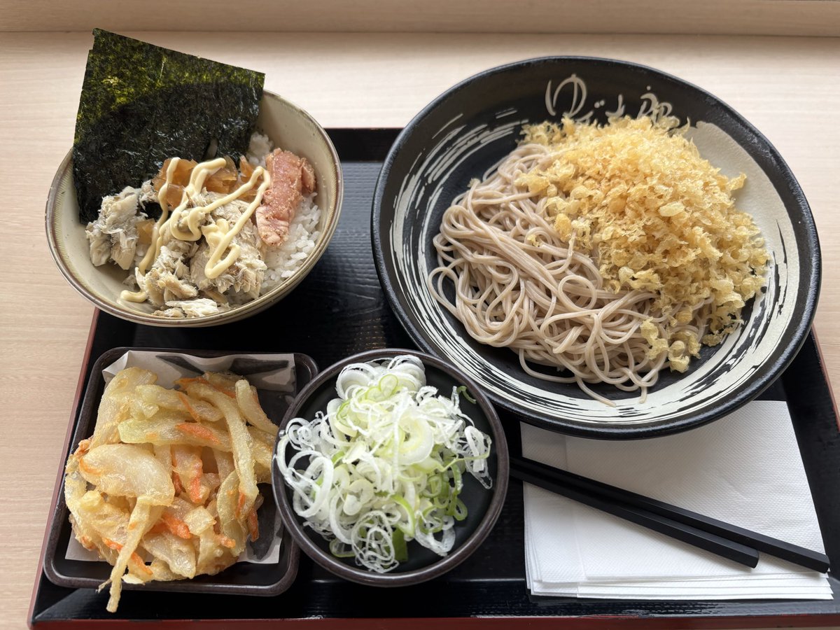 waka2000's tweet photo. ゆで太郎　焼き鯖朝定食
かき揚げはクーポン

蕎麦湯漬けに赤いやつを投入。
うっすらキムチ雑炊ぼい味変になっていいね。寒い日は効くかも。 https://t.co/nJuzskI2CH