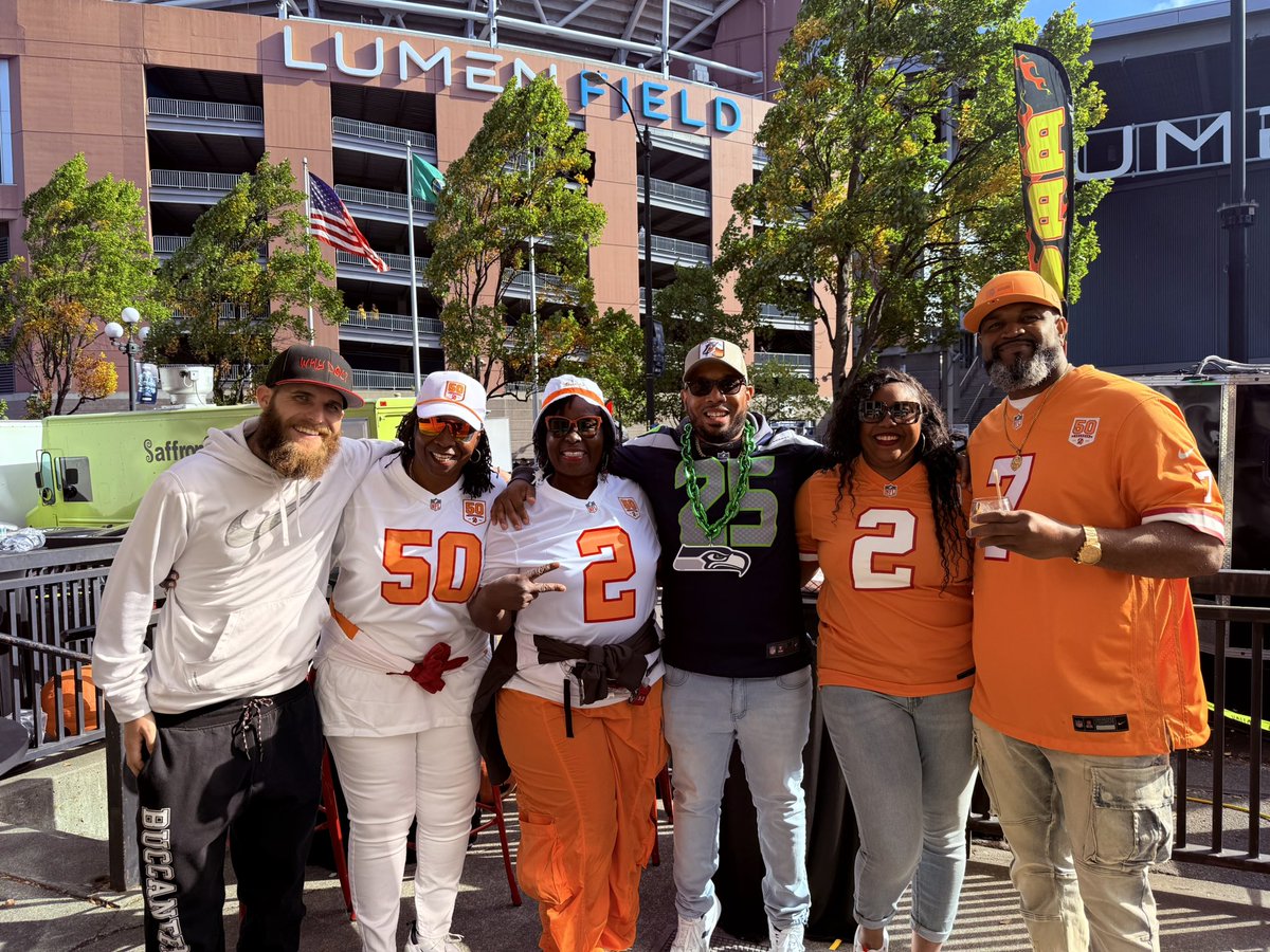 Nicjazz1's tweet photo. Good Game At Lumen Field 
#WeAre12 
#SeaHawks
#HawksNation https://t.co/yIPvoqIGPE