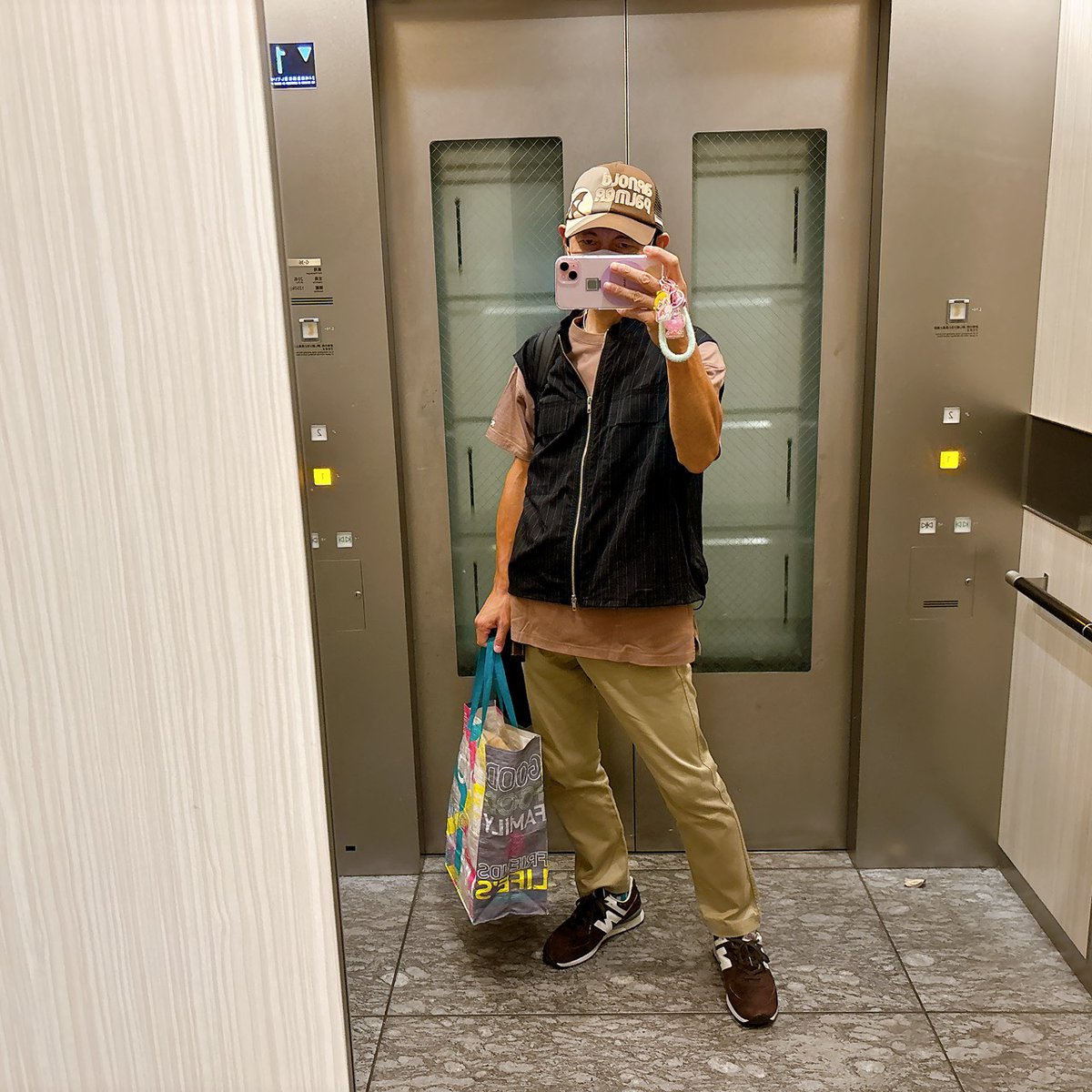 HajimetanizakiF's tweet photo. #本日のコーデ記録 👕👖🧢👟✨📸
一日間違えた📅💦😅
#足袋の日
Cap│#arnoldpalmer
gilet│#SIMPLICITE
Bottoms│#BACKNUMBER
Shoes│#newbalance
#50代メンズファッション 👔 https://t.co/oqcZRD9ed0