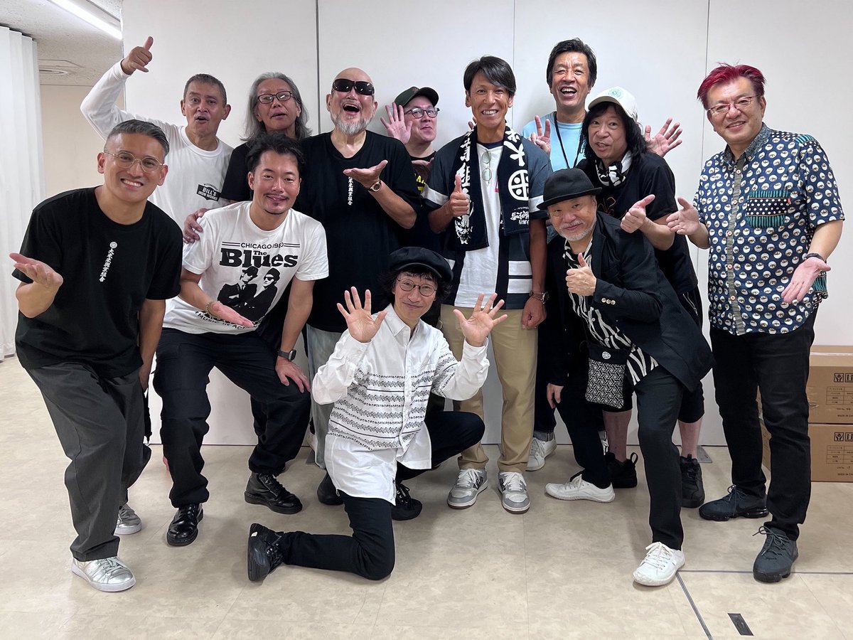 米米CLUB 人情紙吹雪ツアー2日目
満員の大阪城ホール、圧巻の景色でした。

スキー界のレジェンド葛西紀明さんが、終演後に楽屋へご挨拶に来てくださり、居合わせたメンバーで記念写真。

皆さまありがとうございました✨

名古屋も楽しみにしております！

#米米CLUB
#米米大興行
#人情紙吹雪