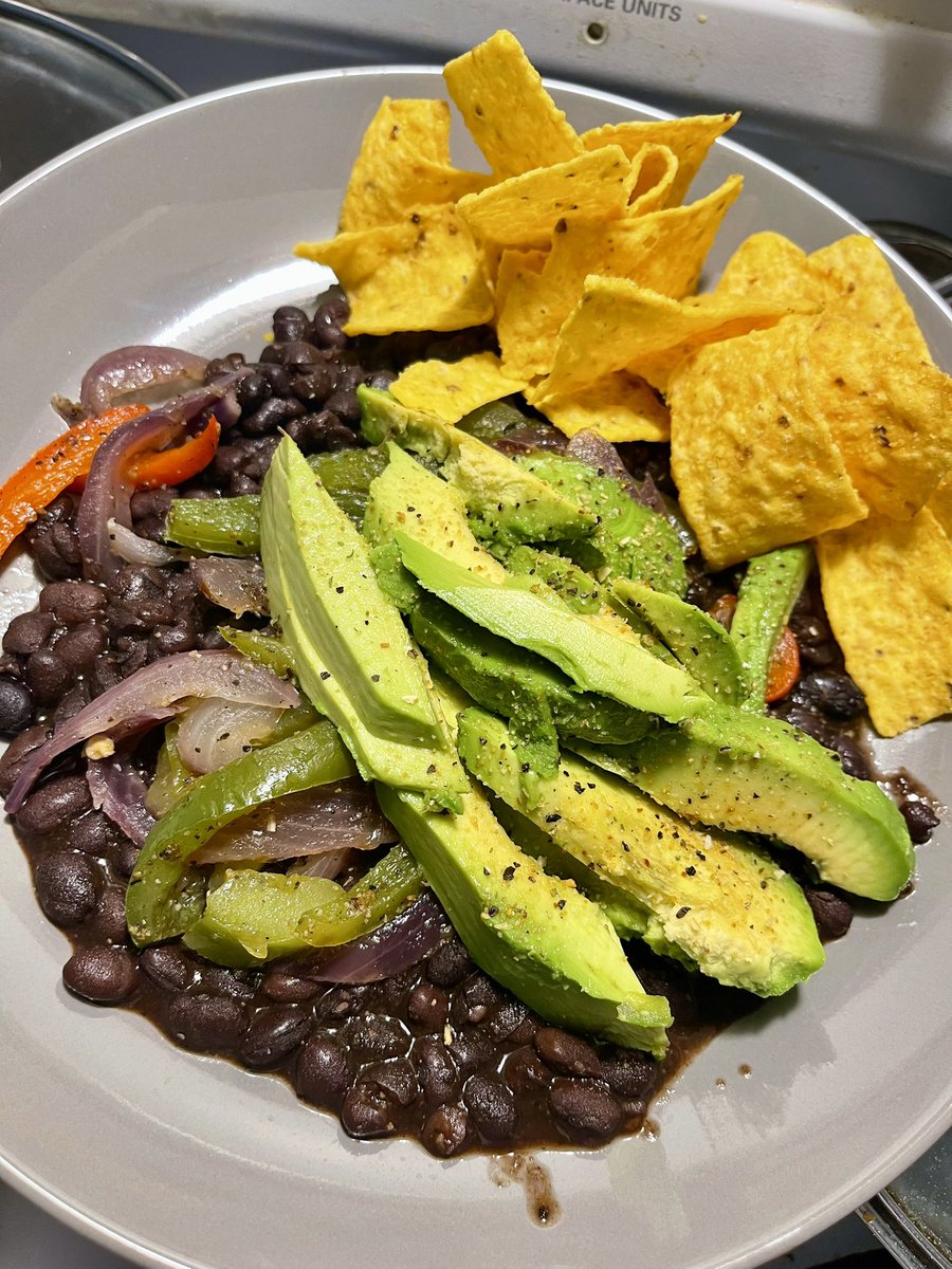 AllahMagnetic's tweet image. Another Quick, Easy to Make &amp;amp; Nutrient Dense Meal Your Body Will LOVE You for Making! Black Beans topped w/ Red &amp;amp; Green Peppers, Red Onion (Sweet Onion might be better) &amp;amp; Avocado.  

All #Organic &amp;amp; #Vegan! Who Said Eating Healthy Has To Be Boring?? #HowToEatToLive #HealthIsWealth