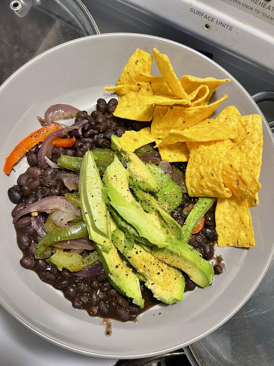 AllahMagnetic's tweet image. Another Quick, Easy to Make &amp;amp; Nutrient Dense Meal Your Body Will LOVE You for Making! Black Beans topped w/ Red &amp;amp; Green Peppers, Red Onion (Sweet Onion might be better) &amp;amp; Avocado.  

All #Organic &amp;amp; #Vegan! Who Said Eating Healthy Has To Be Boring?? #HowToEatToLive #HealthIsWealth