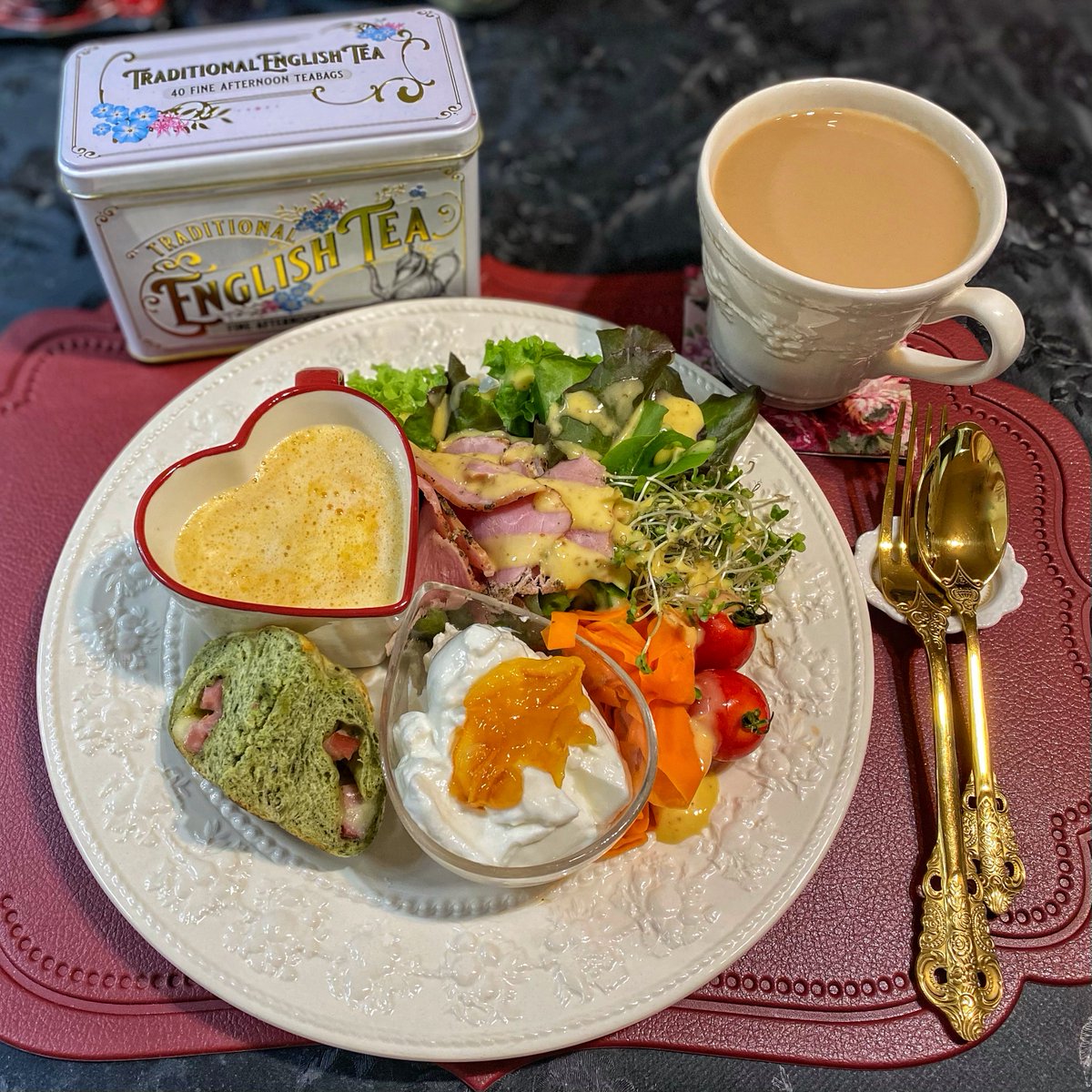 朝ごはん
🫖トラディショナルイングリッシュ
･サラダ、カボチャのポタージュ、オイコス
🥯ほうれん草ベーコンチーズ(GOLD BAGEL)

朝から贅沢♥ポタージュはさっちゃんから頂いたベルベタイザーで作った。本当はチョコドリンクを作る機械(笑)便利なのよ！
#木漏れ日のお茶会 #茶好連 #おうちごはん
