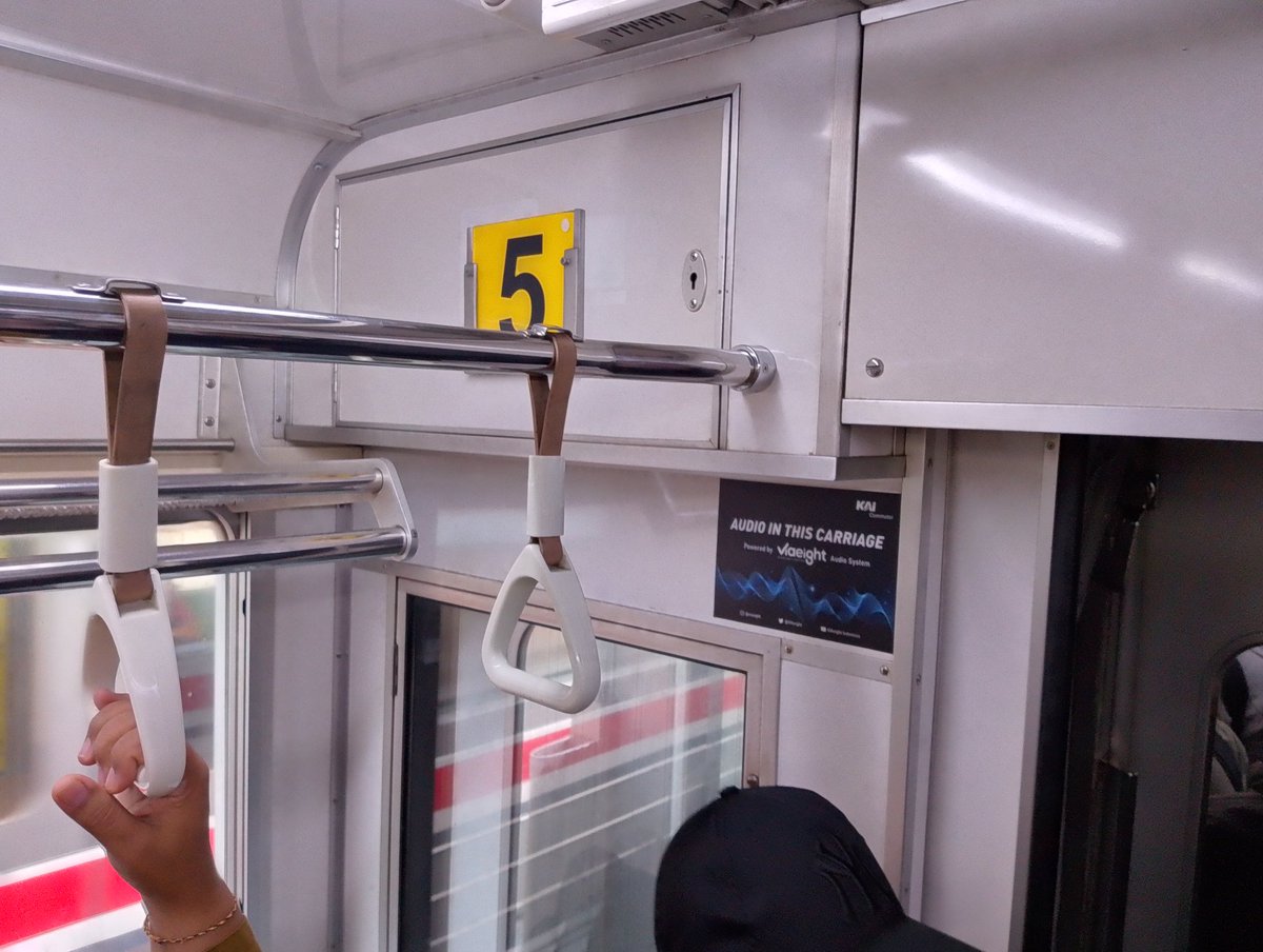 ucupers90's tweet photo. @CommuterLine Apar expired kereta stasiun Tebet jam 06:33 7-10-2025 , kalo mau pengadaan langsung, kabar kabarin yak min 😁🙏 https://t.co/USmsgF0fV5
