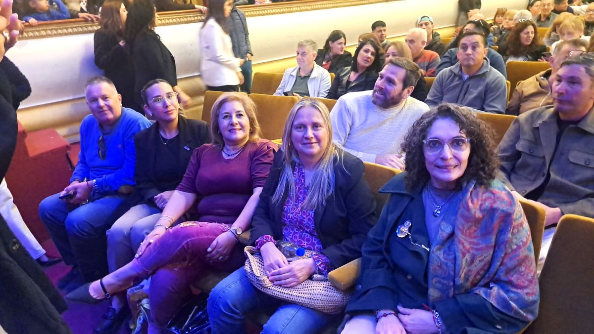 #Trelew | La presidente del HCD, <a href="/monaji_claudia/">Claudia Alejandra Monají</a>, participó junto al intendente <a href="/gerardomerinotw/">Gerardo Merino</a> y los concejales <a href="/svpanellao/">Vanesa Panellao</a>, <a href="/Leoferrelli84/">Leonardo Ferrelli</a>,  <a href="/claudiasolis66/">claudia</a>, <a href="/DanyAsciutto/">Daniel Asciutto</a> y <a href="/baskovcmariabel/">Baskovc María Belén</a>, del acto de asunción de nuevas autoridades vecinales.

👉bit.ly/48k51NS