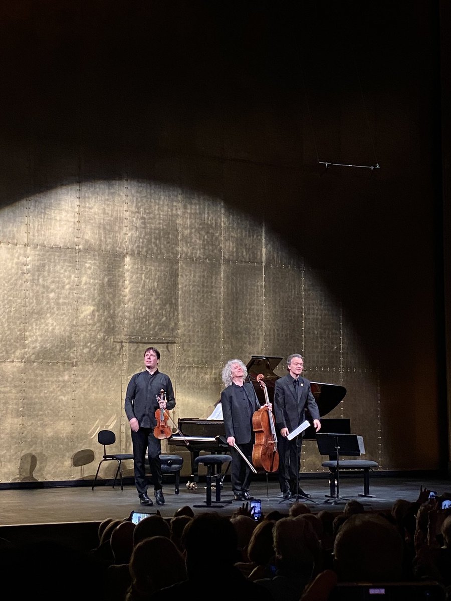 Guiguiii94's tweet photo. Belle soirée chambriste au #TCEopera. Danse de Rosowsky puis le 2nd trio de Chosta avant celui de Tchaï et l’andante du 1er de Mendelssohn en magnifique bis.
Bell, majestueux, puissant, sonorité brillante, mène ses complices Isserlis - trop mat et petite projection - et Kissin. https://t.co/57GkiLTU4W