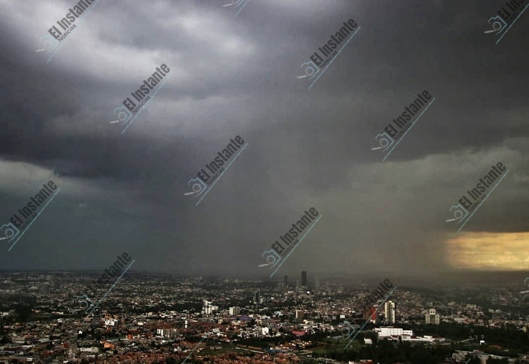 ⛈️ Fuerte lluvia cae sobre la zona metropolitana de #Puebla, en algunas partes con granizo y tormenta eléctrica
#elinstantenoticias  #Huracanpriscilla