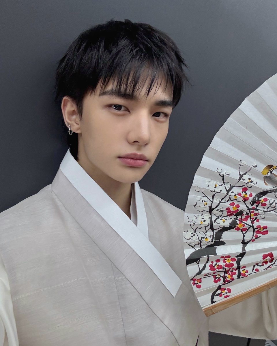 Hyunjin. (@hyupnjin) on Twitter photo 