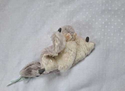 参加作家さんの紹介です。
最後はaya gumaさんです。今年もDMに使わせて頂きました。初日お手伝いに来て下さいます。
⭐︎森の教会のフクロウさん
主にモヘアなどで作ってます。
羽も動きます
高さ約24㎝。
⭐︎水色リボンのモモンガ
主にモヘアを使ってます。
飛ぶポーズにもできます。
高さ約14㎝